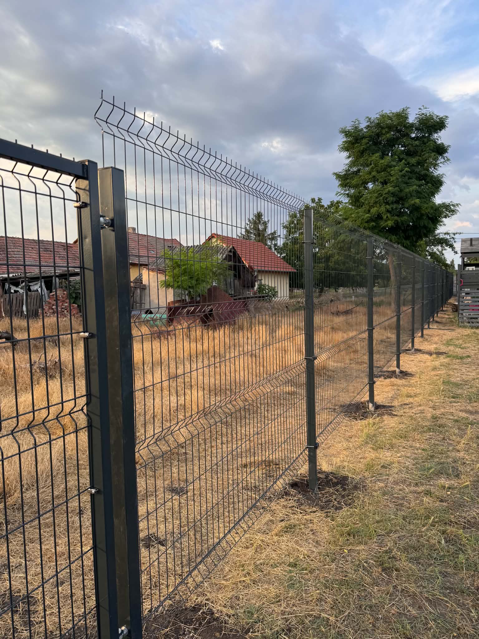 Új 3D táblás kerítés a telekhatáron
